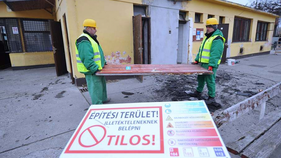 Megkezdődött a régi kiskunhalasi buszmegálló épület bontása